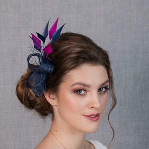 Copricapo da sposa blu navy e rosa shocking.