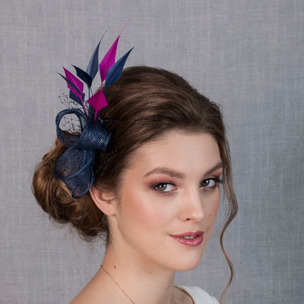 Marineblauwe en felroze trouwfascinator.