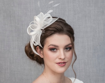 Fascinator da matrimonio bianco con piume