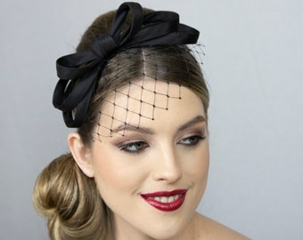 Fascinator con triplo fiocco in seta nera. Nuovo design, collezione 2024.