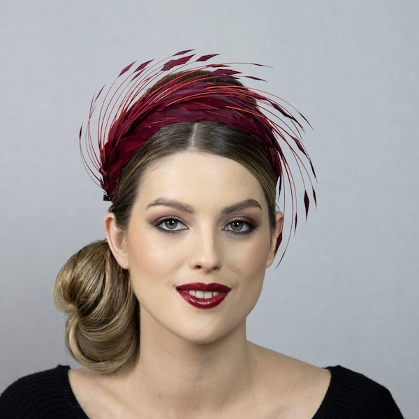 Burgunderfarbener Federn Fascinator Hut. Haute Couture Feder Kopfschmuck für besondere Anlässe. AUF BESTELLUNG!