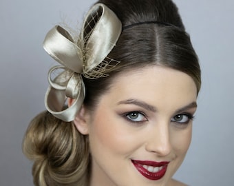 Fascinator setoso minimalista dorato. Nuovo design dalla collezione Less is More, 2024