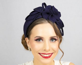 Blaue Stirnbandmütze für Damen. Dunkelblauer Fascinator-Hut für Hochzeiten, Rennen, Jubiläen.