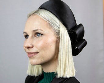 Schwarzer trendiger Designer-Stirnbandhut. Auf Bestellung entsprechend Ihrer Kopfgröße gefertigt.