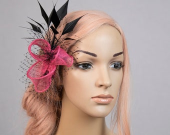 Kirschrot-schwarzer Fascinator. Knallpinke Fascinator. Beliebtes Design in Pink und Schwarz.