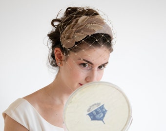 Chapeau bandeau beige élégant et féminin pour femme. Chapeau fascinateur de mariage marron et beige. Nouveau design pour les occasions formelles A/W 2023.