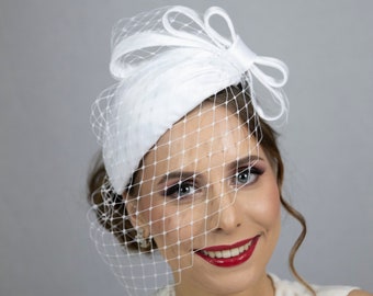 Brauthut in weiß mit Gesichtsschleier. Reinweißes Brauthütchen. Neues Design A/W 2023-2024