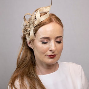 Moderner minimalistischer Fascinator in Champagner und Gold Bild 1