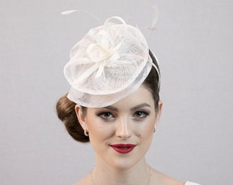 Vit fascinatorhatt för bröllop, tävlingar och andra speciella tillfällen.