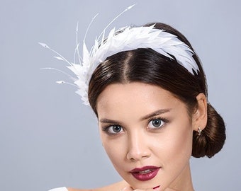 Fascinateur de mariée blanc. Bandeau de mariage en plumes blanches. Croissant de plumes élégant blanc - Nouveauté dans mes boutiques