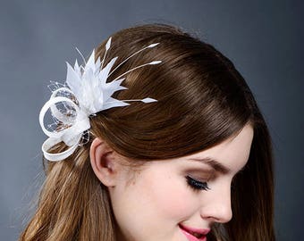 Weißer kleiner Braut Fascinator.