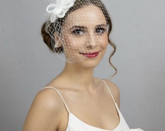 Vit brudfascinator med ansiktsslöja. Bröllopshatt för bruden. Romantisk vintage brudhuvudbonad.