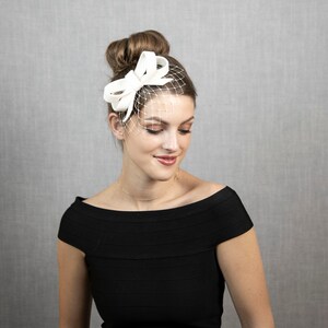 Hellelfenbein oder cremeweißer kleiner Fascinator mit Schleife, wahlweise mit Gesichtsschleier oder auch ohne. Bild 6