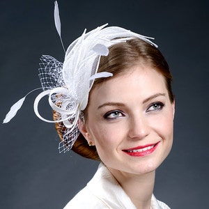 White fascinator. Bridal fascinator. Wedding fascinator.