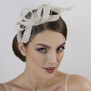 White modern fascinator. Wedding fascinator, bridal fascinator. Summer party fascinator.