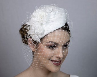 Chapeau percher classique en soie blanche pour la mariée. Chapeau de mariée avec voile. Nouveau design pour les mariages en 2024.