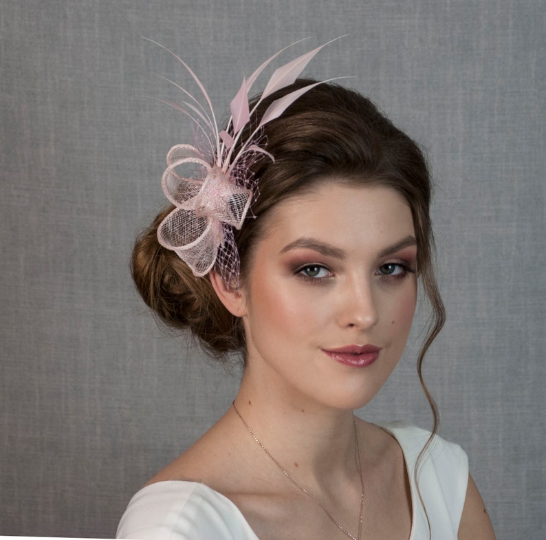 Fascinator van roze veren. Roze bruiloft fascinator. Lichtroze fascinator. afbeelding 6