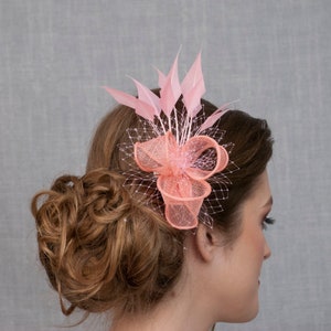 Fascinator van roze veren. Roze bruiloft fascinator. Lichtroze fascinator. Coral pink