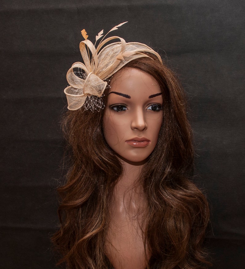 Champagnerfarbener, beigefarbener Fascinator. Champagner Hochzeit Fascinator. Bild 7