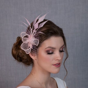 Fascinator van roze veren. Roze bruiloft fascinator. Lichtroze fascinator. afbeelding 8