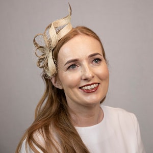 Moderner minimalistischer Fascinator in Champagner und Gold Bild 2