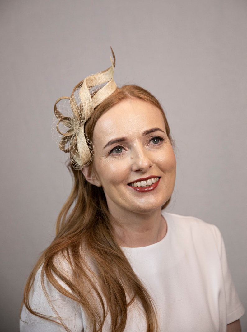 Moderner minimalistischer Fascinator in Champagner und Gold Bild 2