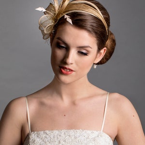 Beige und goldener Fascinator Hut. Champagner Hochzeit Fascinator. Bild 9