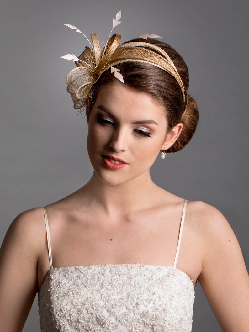 Beige und goldener Fascinator Hut. Champagner Hochzeit Fascinator. Bild 9