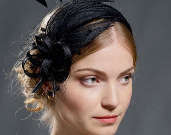 Schwarzer Fascinator mit Federn. Wird auf Bestellung gefertigt, je nachdem, auf welcher Seite Ihres Kopfes Sie es tragen möchten.