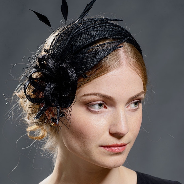 Zwarte fascinator met veren. Op bestelling gemaakt, afhankelijk van aan welke kant van je hoofd je het wilt dragen.