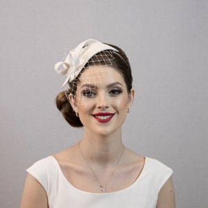 Heller elfenbeinweißer oder cremeweißer eleganter Fascinator-Hut für die Hochzeit. Auf Bestellung. Bild 6