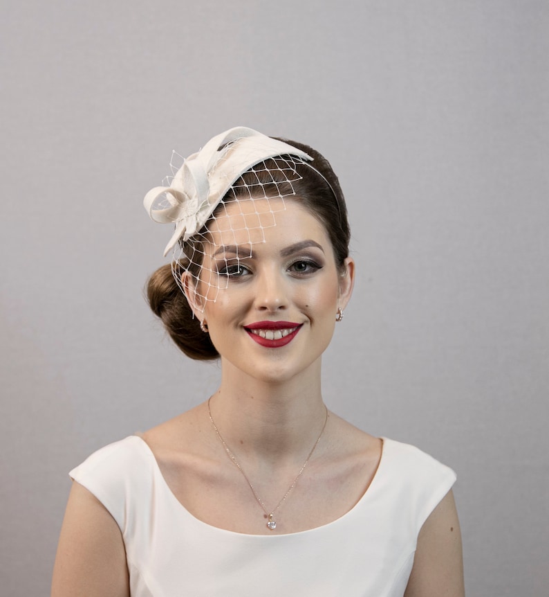 Heller elfenbeinweißer oder cremeweißer eleganter Fascinator-Hut für die Hochzeit. Auf Bestellung. Bild 6