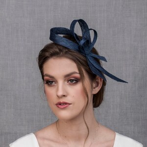 Dunkelblauer Fascinator. Moderner blauer Fascinator. Bild 6