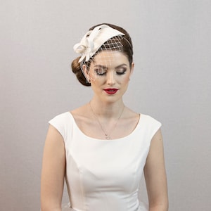 Heller elfenbeinweißer oder cremeweißer eleganter Fascinator-Hut für die Hochzeit. Auf Bestellung. Bild 7