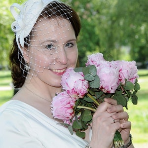 Heller elfenbeinweißer oder cremeweißer eleganter Fascinator-Hut für die Hochzeit. Auf Bestellung. Bild 2