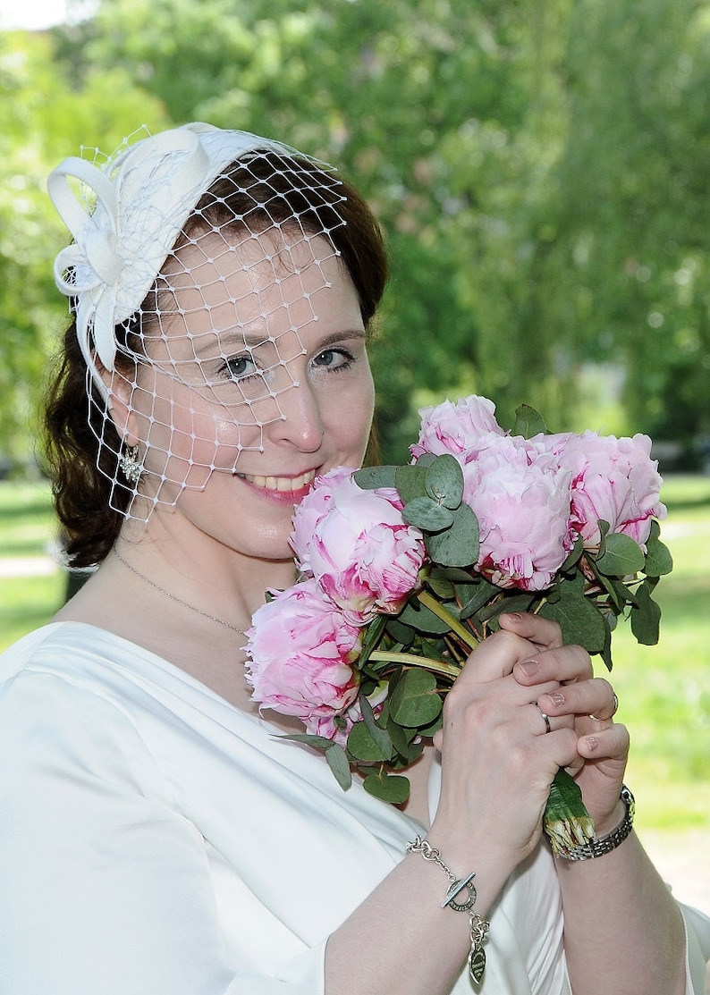 Heller elfenbeinweißer oder cremeweißer eleganter Fascinator-Hut für die Hochzeit. Auf Bestellung. Bild 2