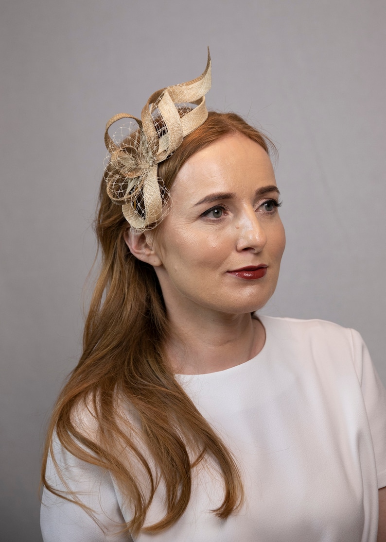 Moderner minimalistischer Fascinator in Champagner und Gold Bild 3