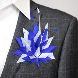 Stupenda carta da tasca con piume per le feste blu royal e bianche. Fazzoletto da taschino con bandiera finlandese, bandiera greca e colori di molte altre nazioni.