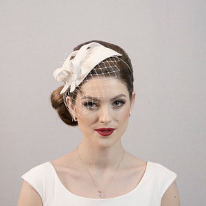 Heller elfenbeinweißer oder cremeweißer eleganter Fascinator-Hut für die Hochzeit. Auf Bestellung. Bild 4