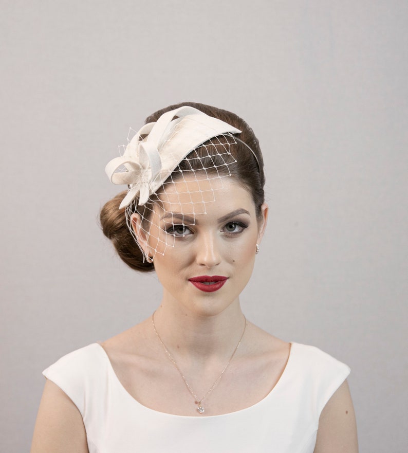 Heller elfenbeinweißer oder cremeweißer eleganter Fascinator-Hut für die Hochzeit. Auf Bestellung. Bild 4