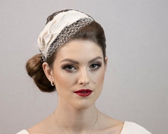 Coiffe de mariée blanc ivoire. Chapeau de mariage. Chapeau de mariée avec filet et strass. Chapeau de mariage de style grec.