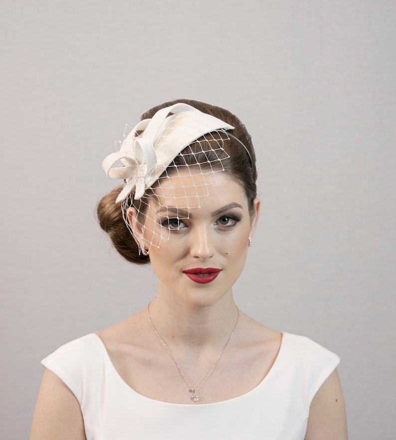 Heller elfenbeinweißer oder cremeweißer eleganter Fascinator-Hut für die Hochzeit. Auf Bestellung. Bild 1