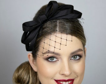 Schwarzer Fascinator mit dreifacher Schleife. Minimalistischer Schleifen Fascinator aus Seide. Neues Design ab Kollektion 2024.