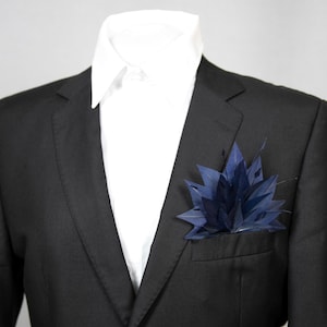 Cartão de bolso azul marinho deslumbrante com penas para traje formal. Lenço de bolso azul para terno de noivo.