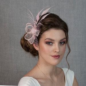 Fascinator van roze veren. Roze bruiloft fascinator. Lichtroze fascinator. afbeelding 9