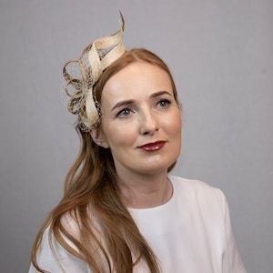 Moderner minimalistischer Fascinator in Champagner und Gold Bild 4