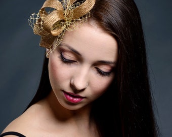 Gouden kleine en minimalistische fascinator voor bruiloften en andere speciale gelegenheden.