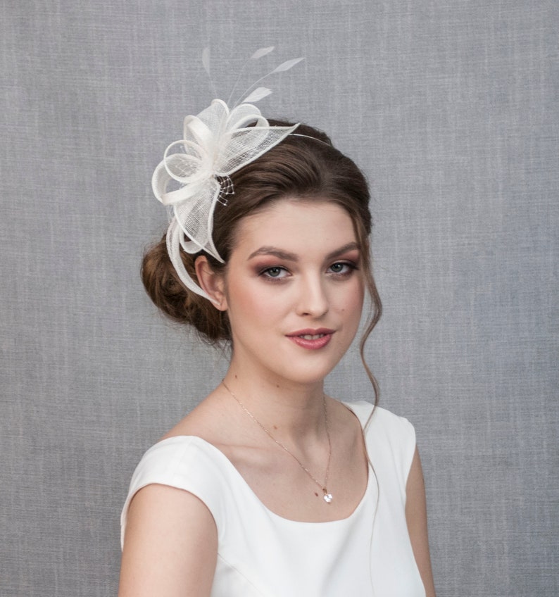 Weißer Hochzeits Fascinator mit Federn Bild 1