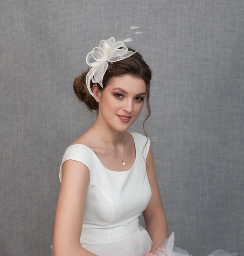 Weißer Hochzeits Fascinator mit Federn Bild 7