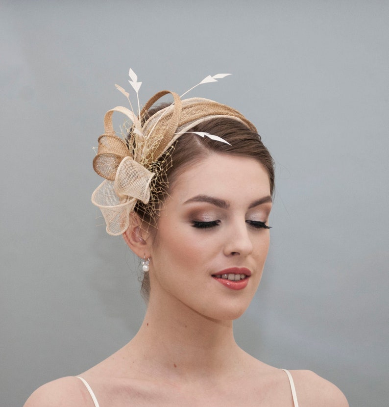 Beige und goldener Fascinator Hut. Champagner Hochzeit Fascinator. Bild 4